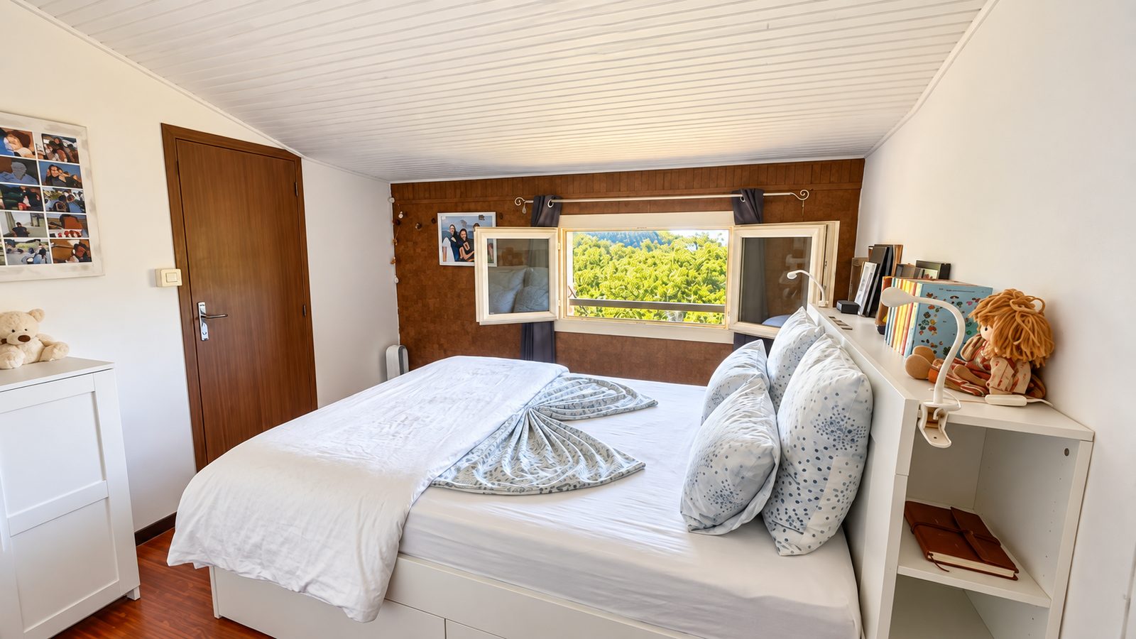 Chambre lumineuse avec vue sur la campagne
